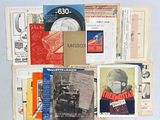 beaucoup de vieux livres et de vieux magazines sur la table