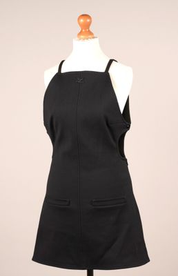 le dos d'une robe-tablier noire sur un mannequin, un mannequin, un mannequin, un mannequin, un mannequin, un mannequin, un mannequin, un mannequin, un mannequin, un mannequin, un mannequin, un mannequin, un mannequin, un mannequin, un mannequin, un mannequin, un mannequin, un mannequin, un mannequin, un mannequin, un mannequin, un mannequin, un mannequin, un mannequin, un mannequin, un mannequin, un mannequin, un mannequin, un mannequin, un mannequin, un mannequin, un mannequin, un mannequin, un
