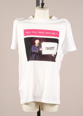 t-shirt blanc avec l'image d'un homme tenant une pancarte