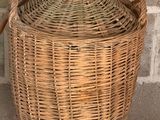un panier en osier sur lequel est posé un oiseau