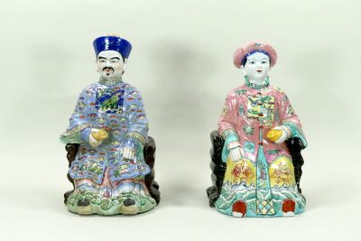 paire de figurines chinoises représentant un homme et une femme assis sur une chaise