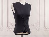 gilet noir sans manches sur un socle de mannequin