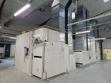 une grande salle contenant de nombreuses machines