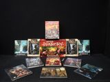 une table noire sur laquelle sont posés plusieurs DVD