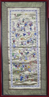 une broderie représentant un groupe de personnes dans un champ