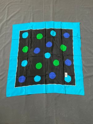 Foulard  en soie Yves Saint Laurent bleu décoré de pois bleus et verts - Photo 1