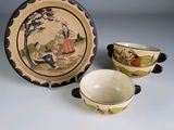 trois bols et une assiette décorés d'une peinture