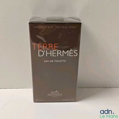 la boîte de parfum est vide sur la table