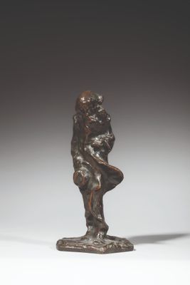 une photo d'une statue en bronze représentant un homme assis sur un rocher