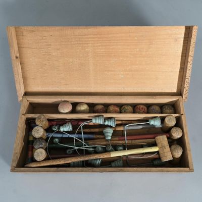 une boîte en bois remplie de différentes sortes d'aiguilles à coudre