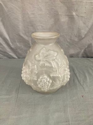 un vase blanc posé sur une table
