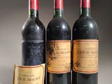 trois bouteilles de vin posées l'une à côté de l'autre sur une table