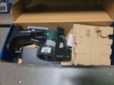 une boîte contenant une agrafeuse et une agrafeuse