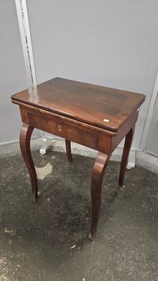 une petite table en bois surmontée d'un tiroir