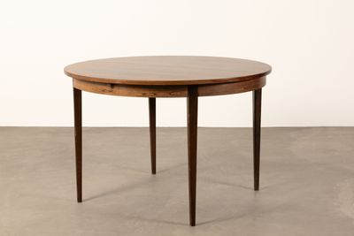 une table ronde avec un plateau en bois et deux pieds