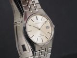une montre en argent avec un cadran argenté et un bracelet en argent