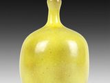 vase jaune sur fond blanc avec un fond noir