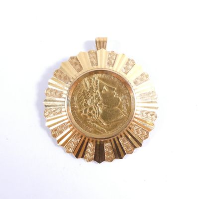 une médaille d'or sur laquelle figure l'effigie d'un homme