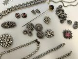 certains bijoux sont posés sur la table