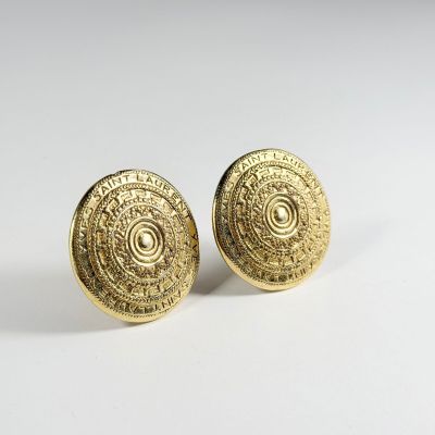 une paire de boucles d'oreilles plaquées or au motif circulaire