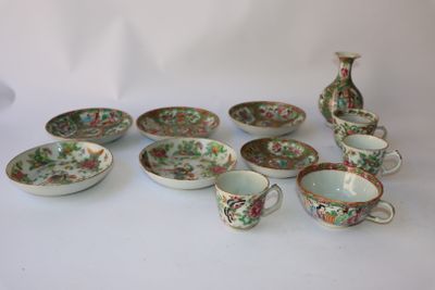 un ensemble de petits bols et tasses posés sur une table