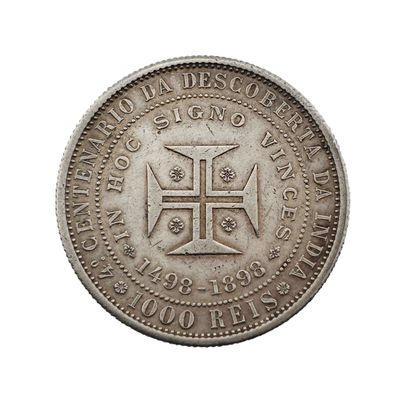 une vieille pièce d'argent sur laquelle figure une croix sur fond blanc