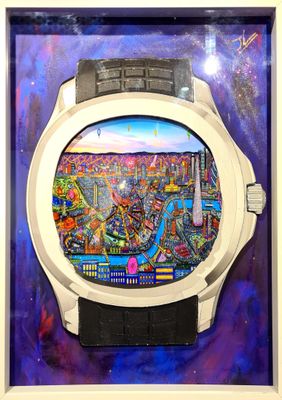une photo d'une montre avec une photo d'une ville en arrière-plan