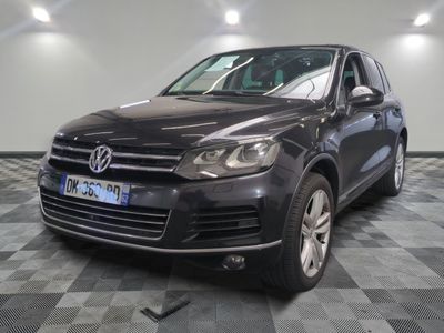La Volkswagen Touareg est garée dans le garage, sur un sol à damier.