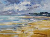 une peinture à l'huile représentant une scène de plage sous un ciel nuageux