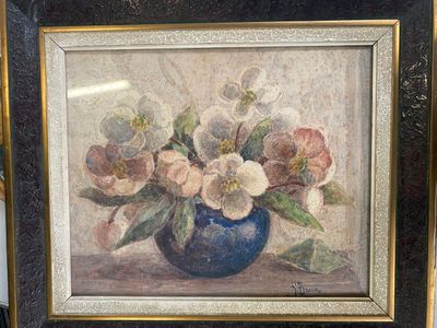 une peinture de fleurs dans un vase bleu sur une table