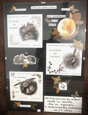 a picture of a picture of some animals on display