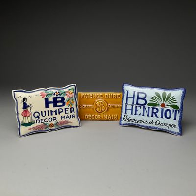 Trois types de savons différents sont exposés sur une table