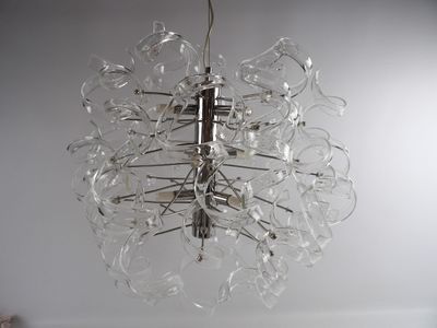 un lustre en verre suspendu au plafond d'une pièce