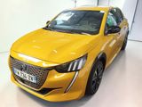 La voiture jaune est garée dans une pièce blanche au sol blanc.