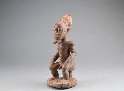 gros plan d'une statue représentant une personne coiffée d'un chapeau