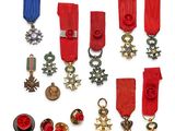 de nombreuses médailles exposées sur un fond blanc