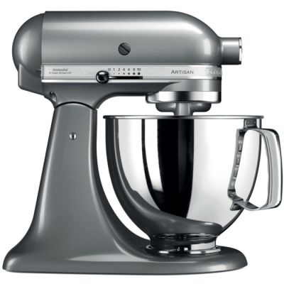 une photo d'un robot de cuisine KitchenAid argenté muni d'un bol en verre