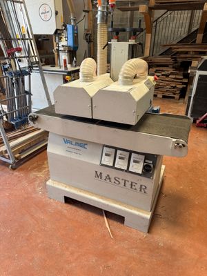 l'image d'une machine installée dans une pièce