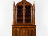 une vieille bibliothèque en bois avec une porte vitrée et une étagère en bois