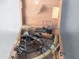 une vieille boîte en bois contenant un sexet