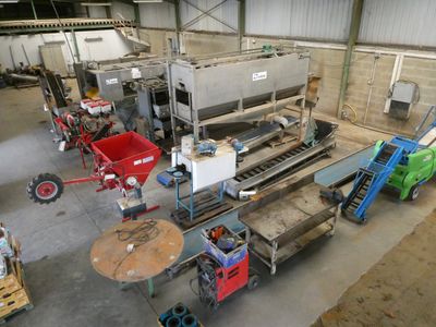 une grande machine installée à l'intérieur d'un bâtiment