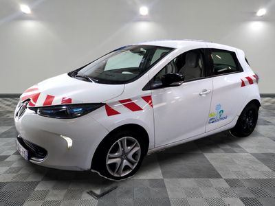 une photo d'une voiture blanche avec une bande rouge et blanche sur le côté