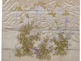 un gros plan sur un morceau de papier orné de fleurs