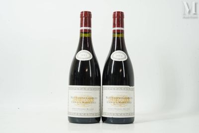 deux bouteilles de vin rouge posées l'une à côté de l'autre sur une table