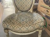 une chaise qui se trouve au milieu d'une pièce