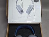 emballage d'un casque audio dans une boîte posée sur une table