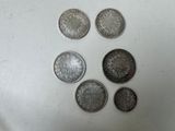 plusieurs pièces de monnaie sont disposées en cercle sur une surface blanche