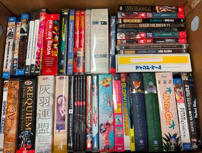 beaucoup de dvd dans une boîte sur la table