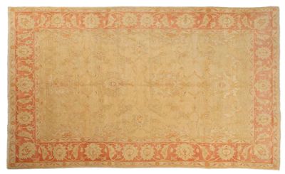 un tapis orange et beige sur fond blanc
