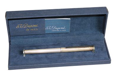 un stylo dans une boîte, sur fond blanc